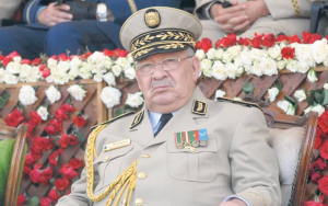 قائد الجيش الجزائري يدعو إلى إعلان شغور منصب الرئيس