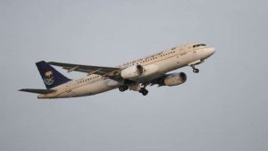 مسافرة تجبر طائرة سعودية على العودة بعد نسيان طفلها في المطار ! ( فيديو )