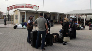 مسؤول تركي يكشف عن أعداد اللاجئين السوريين العائدين من تركيا إلى سوريا ( فيديو )