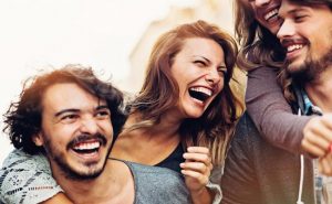 دراسة : الضحك 30 دقيقة في اليوم يساعد في إطالة العمر
