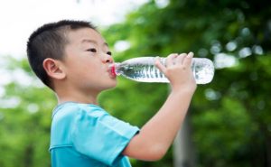باحثون يحذرون : الإقلال من شرب المياه لدى الأطفال يهدد بالبدانة