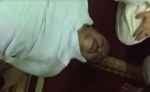 في مصر .. أستاذ جامعي يقتل إماماً خلال صلاة الجمعة ( فيديو )
