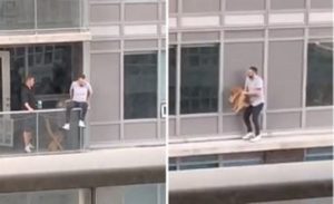 رجل كندي يجازف بحياته على حافة الطابق السابع لإنقاذ قطة ( فيديو )