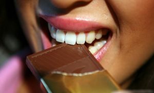 دراسة : الشوكولا يمكن أن تساعد في الحفاظ على السمع