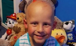 بريطانيا : حكم قضائي صادم بحق أم قامرت بتبرعات علاج ابنها من السرطان