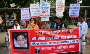 احتجاجات في بنغلادش بعد إحراق تلميذة حية