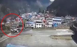 لحظة تخطف الأنفاس .. طائرة تصطدم بهليكوبتر في نيبال ( فيديو )