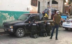 في المكسيك .. عصابة تختطف 11 شرطياً و تهينهم في الشارع !