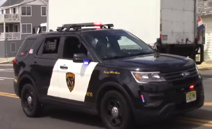 4 شرطية أمريكية تقتل مسلحاً أشهر سلاحه في مكان عام ( فيديو )