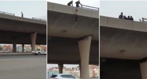 سعودي يحاول الانتحار من أعلى جسر في الطائف ( فيديو )