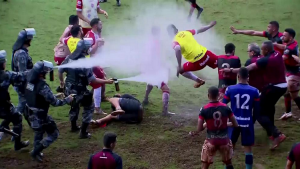 معركة شرسة و دامية خلال مباراة في البرازيل ! ( فيديو )