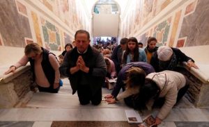 الكشف عن ” الدرج المقدس ” في روما للمرة الأولى منذ 300 عام