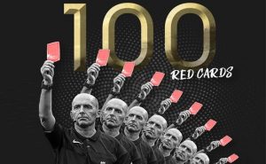مايك دين .. أول حكم يشهر 100 بطاقة حمراء في تاريخ الدوري الإنكليزي