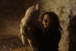 إدلب : عائلات تلجأ للكهوف و المغارات هرباً من القصف الروسي و النظامي ( صور )