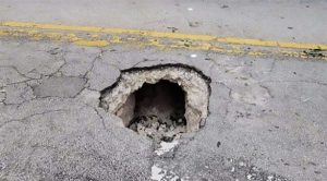 الإمارات : ” حفرة ” توقع بسارق في دبي