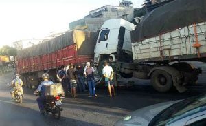 البرازيل : سائق ينجو بأعجوبة من الموت بين شاحنتين ( فيديو )