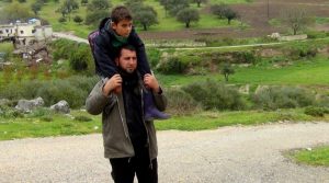 Screenshot_28 زحفاً أو على أكتاف والده .. طفل سوري يستكمل تعليمه رغم الصعاب في إدلب