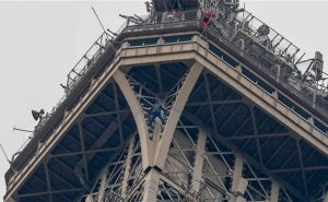 باريس : إغلاق ” برج إيفل ” أمام السياح بسبب رجل حاول تسلقه ( فيديو )