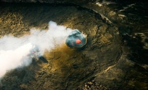 أمريكا : إنقاذ رجل سقط داخل أنشط بركان على وجه الأرض