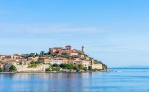 جزيرة إيطالية تعد زوارها باسترجاع أموالهم حال هطلت الأمطار هناك !