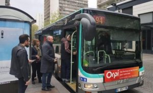 25 جدل في باريس بعد منع سائق باص شابة من الركوب بسبب تنورتها القصيرة