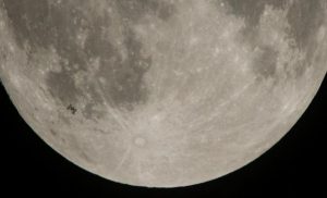 باحثون : القمر يتقلص و يواجه زلازل !