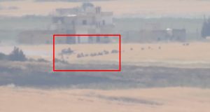 Screenshot_2 حماة : مقطع مصور يظهر لحظة استهداف ميليشيات النظام خلال فرارها من كفرنبودة ( فيديو )