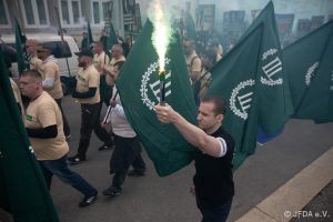 Screenshot_77 ألمانيا : مسيرة للنا زيين الجدد تثير جدلاً و خوفاً في ألمانيا .. و 12 ألف يميني متطرف جاهزون للع. ـنف