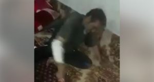 Screenshot_8 في حمص .. جد ينتقم من عدم إرسال ابنه للمال بضر. ب أحفاده الأطفال ضر. باً مبرحاً ! ( فيديو )