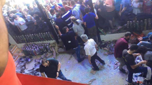 لبنان : مصا بون جراء تزاحم أعداد كبيرة من المواطنين في متجر يعرض ” تنزيلات ” ( فيديو )