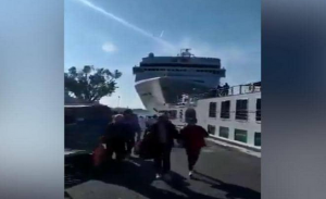 لحظة اقتحام باخرة لميناء في إيطاليا ( فيديو )