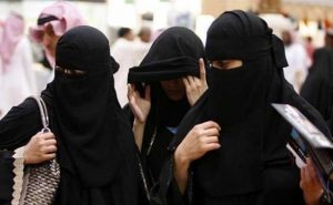 في الكويت .. مجموعة من النساء تتحرش برجل أمام زوجته !