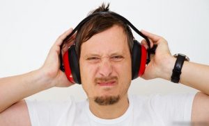 احذر مخاطر سماعات الهواتف على حاسة السمع