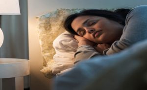 دراسة تحذر : النوم على الضوء قد يؤدي إلى زيادة في الوزن