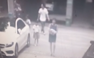 صينية تلقي طفلها من الشرفة فور قطع حبله السري ! ( فيديو )