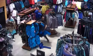 في 30 ثانية فقط .. أمريكا : لصوص يسرقون ملابس بـ 30 ألف دولار ( فيديو )