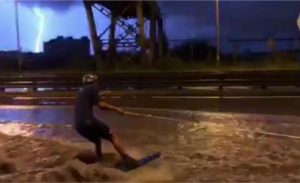 روسيا : التزلج على الماء في شوارع بطرسبورغ بعد عاصفة مطرية ! ( فيديو )