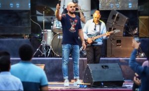 مغن مصري يحرج معجباً بطريقة مهينة خلال حفل فني ( فيديو )