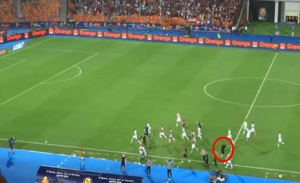 تصرف حكيم ينقذ الجزائر من هدف مباغت أثناء احتفال اللاعبين بهدفهم القاتل ( فيديو )