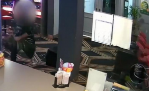 أستراليا : رجل شجاع يحبط عملية سرقة مستخدماً كرسياً و وعاء ( فيديو )