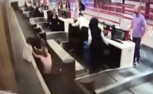 في مطار إسطنبول .. امرأة تحاول صعود الطائرة عبر حزام الأمتعة ! ( فيديو )
