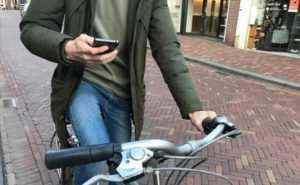 هولندا تحظر استخدام الهواتف المحمولة أثناء قيادة الدراجة الهوائية
