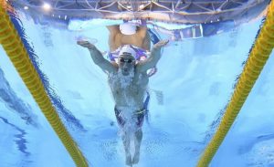 سباح يحطم الرقم القياسي العالمي لأسطورة السباحة فيلبس ( فيديو )
