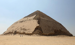 مصر تفتح الهرم المنحني للملك سنفرو في دهشور للزائرين