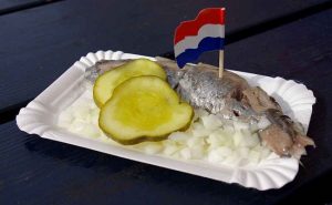 أحد الأطباق الأكثر شهرة في هولندا .. لماذا يخشاه السياح ؟ ( فيديو )