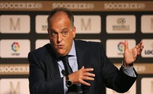 رئيس الدوري الإسباني يعتبر إنفاق سان جرمان و سيتي ” خطراً ” على كرة القدم