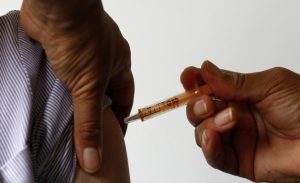 بريطانيا : مسلمون يرفضون تطعيم أبنائهم بلقاح ” غير حلال ” !