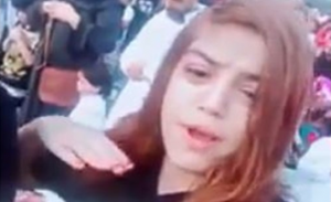 لم تحترم حرمة الصلاة .. فتاة مصرية تثير الغضب على مواقع التواصل ( فيديو )