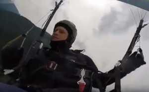 مظلي بيلاروسي يصور بنفسه لحظة وفاته المأساوية ( فيديو )