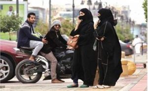 تحرش بفتاة يقود إلى الاصطدام بـ 3 مركبات في الكويت